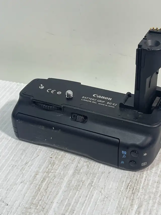 Canon BG-E2 Battery Grip - Photo 2
