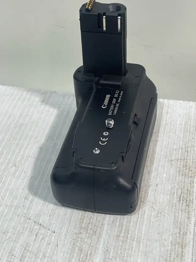 Canon BG-E2 Battery Grip - Photo 4