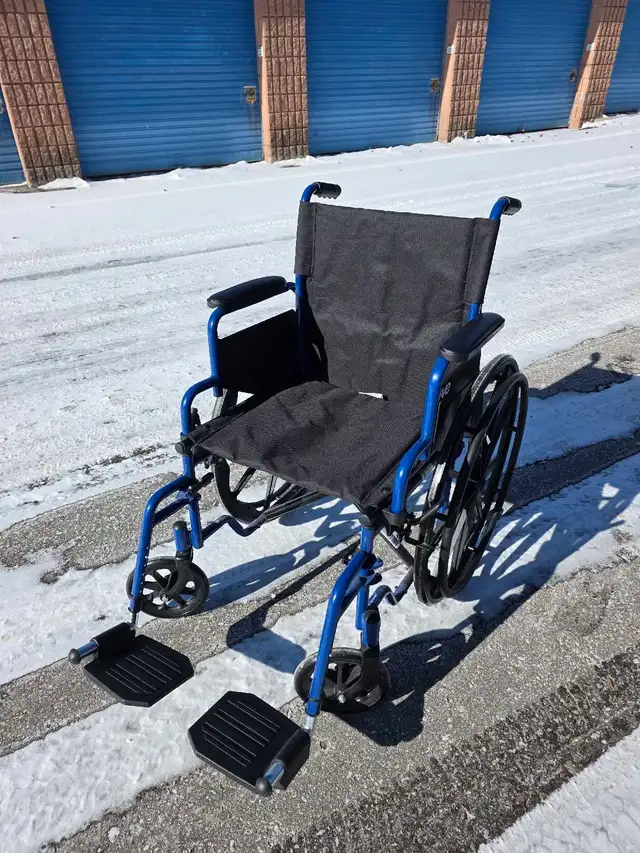 Wheelchair - 18' seat - Like NEW - FREE delivery - Photo 2