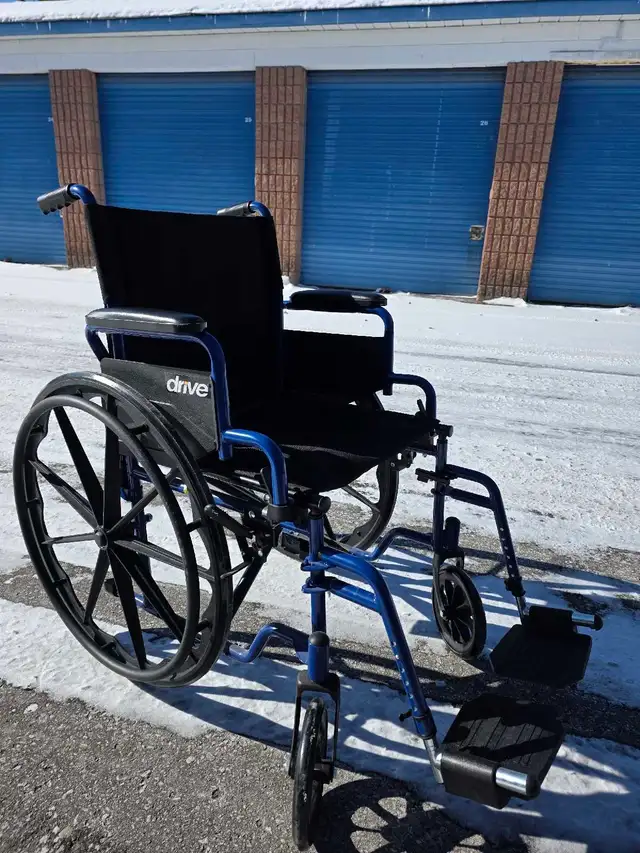 Wheelchair - 18' seat - Like NEW - FREE delivery - Photo 4
