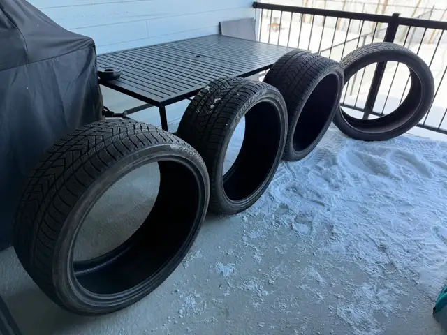 4 pneus d’Hiver Pirelli Scorpion 22 pouces