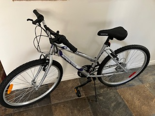 Woman's bicycle - SC 26' 1800 GY, Silver. New helmet & pump $150 - Photo 4