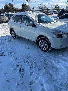 Nissan rogue white 2009