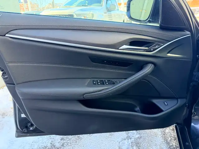 2022 BMW 530i xDrive - Photo 10