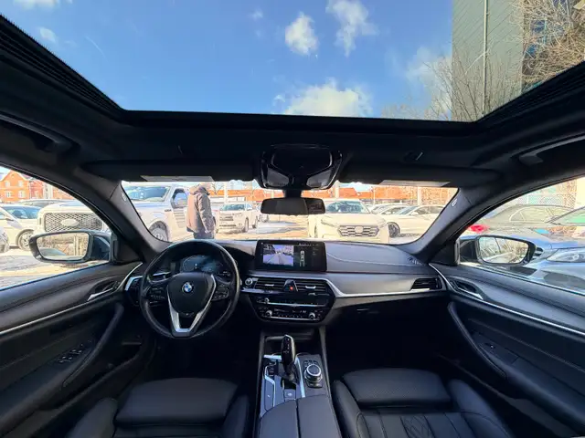 2022 BMW 530i xDrive - Photo 14