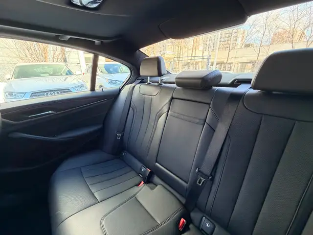 2022 BMW 530i xDrive - Photo 15