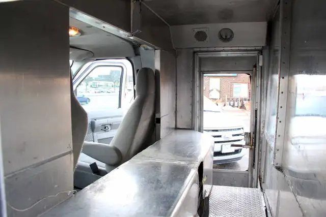 2011 Ford E-450 Extended Cabin 8FT Bed Certified 2 Year Warranty - Photo 17