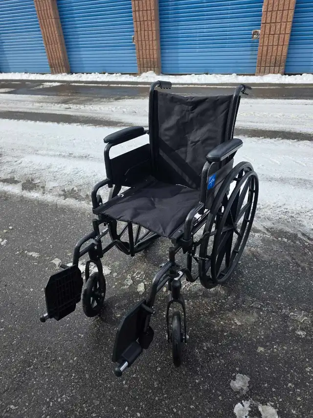 Medline Wheelchair - 16' seat - Great condition - FREE Delivery - Photo 3