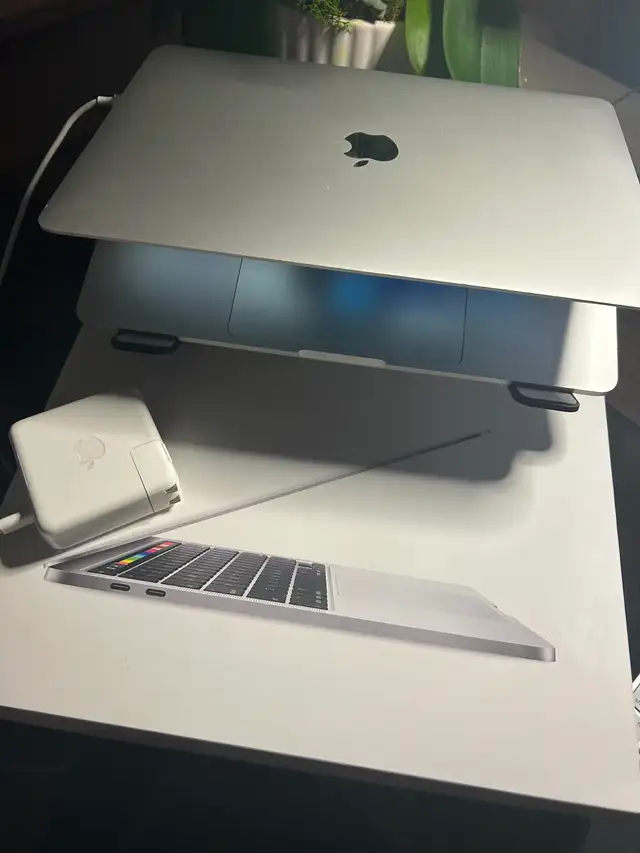 2020 MacBook Pro 14' Silver (Excellent Condition   Original Box) - Photo 5