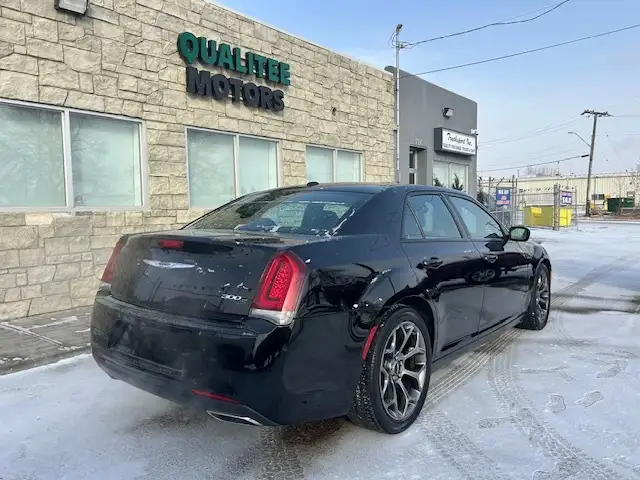2017 Chrysler 300 4dr Sdn 300S RWD - Photo 5