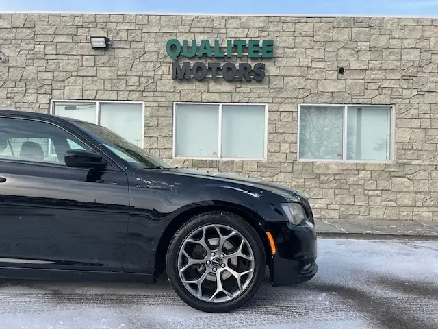 2017 Chrysler 300 4dr Sdn 300S RWD - Photo 19