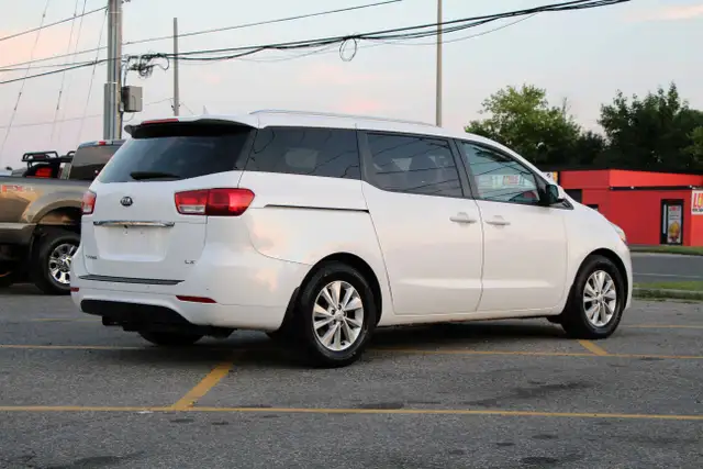 2017 Kia Sedona LX CarFax Clean Certified 2 Year Warranty - Photo 7