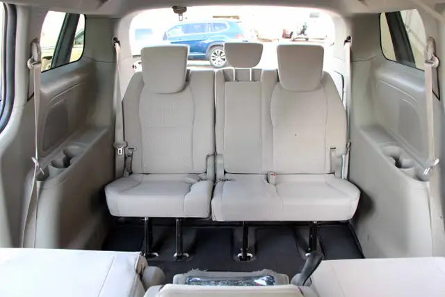 2017 Kia Sedona LX CarFax Clean Certified 2 Year Warranty - Photo 12
