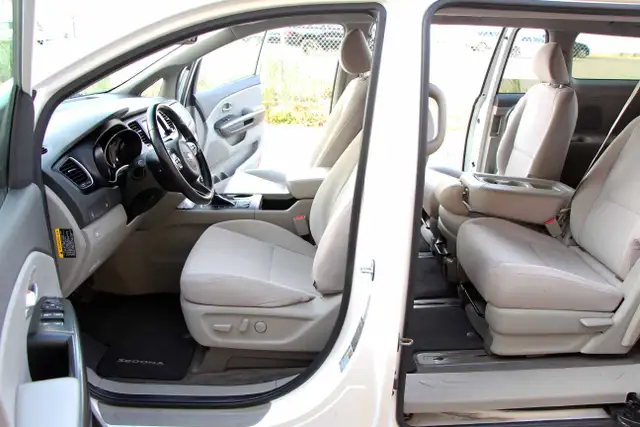 2017 Kia Sedona LX CarFax Clean Certified 2 Year Warranty - Photo 24