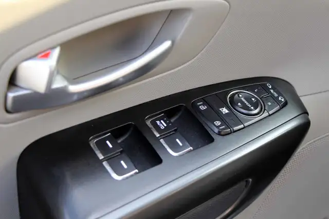 2017 Kia Sedona LX CarFax Clean Certified 2 Year Warranty - Photo 33