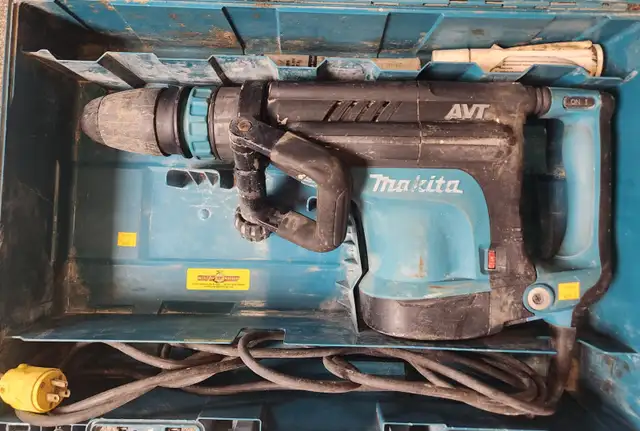 Makita Corded Chipper HM1213C in Case