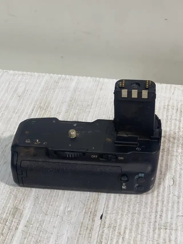 Canon BG-E14 Battery Grip - Photo 2