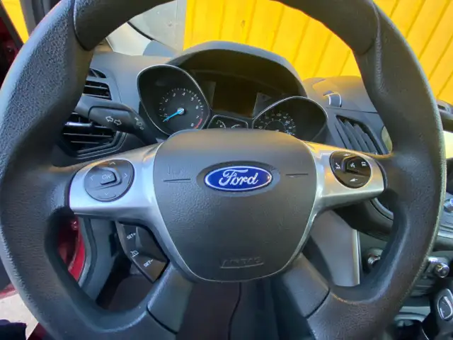 2016 Ford Escape SE - HEATED SEATS, BLUETOOTH, CRUISE CONTROL - Photo 10