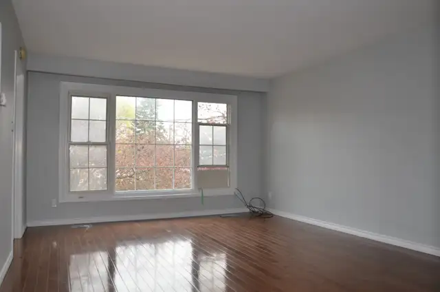 Spacious 3-Bedroom Apartment - With Parking - Photo 2