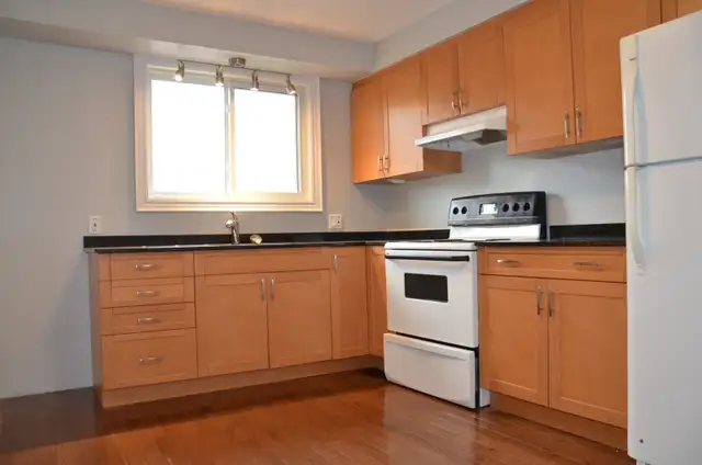 Spacious 3-Bedroom Apartment - With Parking - Photo 3