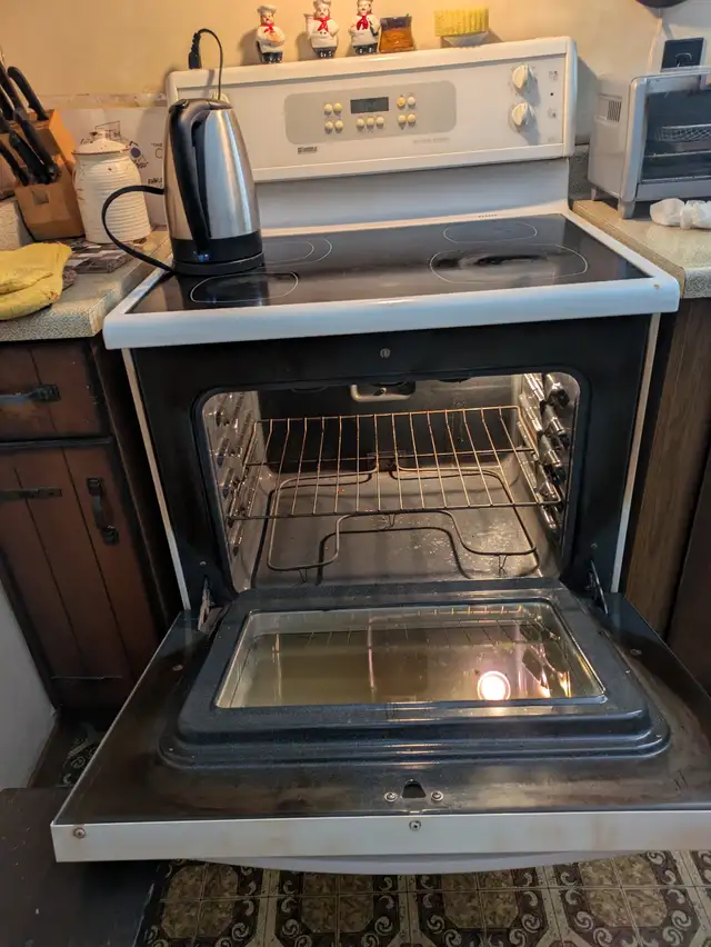 Fridge Stove and appliances - Photo 2