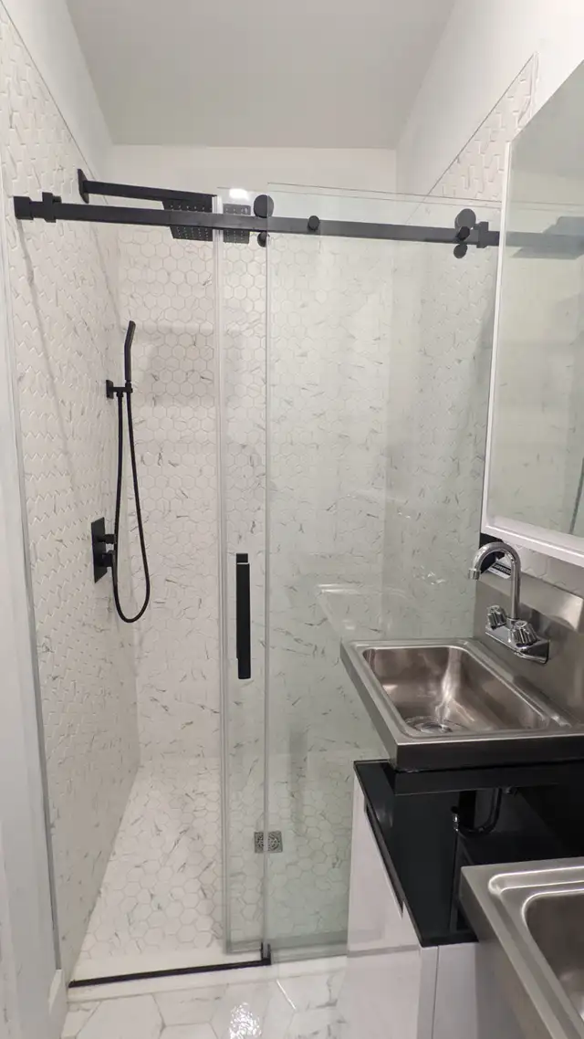 3 bedroom near McGill Furnished with utilities - Photo 4