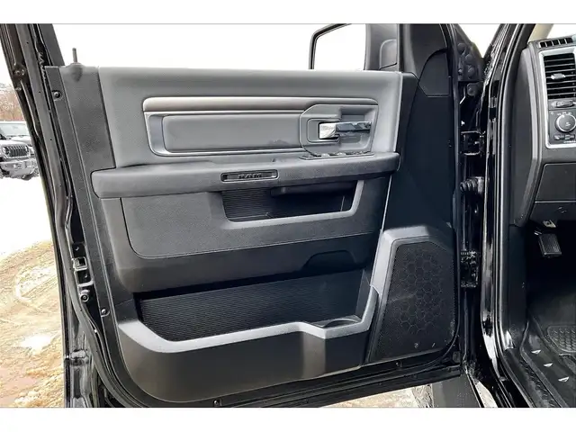 2022 Ram 1500 Classic SLT Quad V8 Black Appearance | Heated Seat - Photo 18