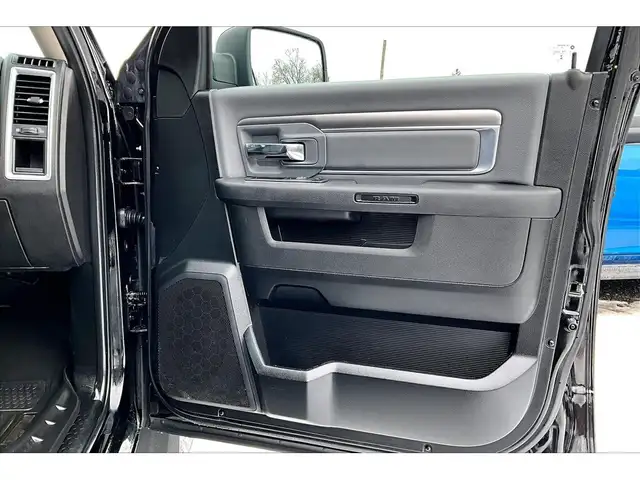 2022 Ram 1500 Classic SLT Quad V8 Black Appearance | Heated Seat - Photo 19