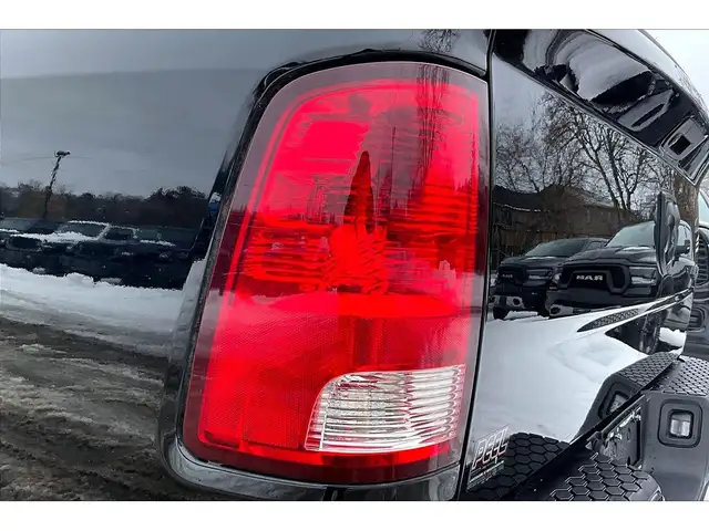 2022 Ram 1500 Classic SLT Quad V8 Black Appearance | Heated Seat - Photo 31