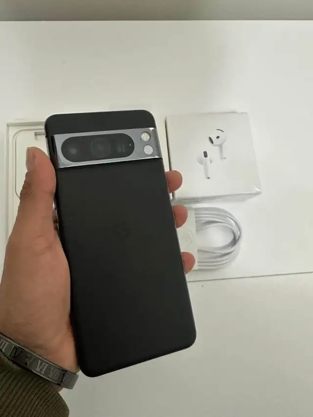 Google Pixel 8 Pro 256GB – AirPods & Adapter Included – Delivery - Photo 3