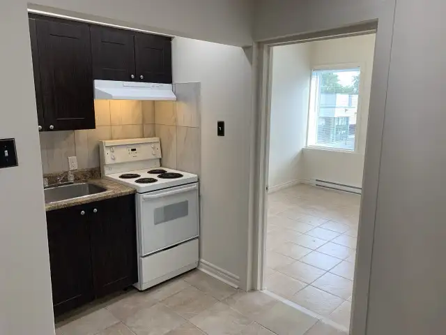 À louer 2 1/2 avec chambre fermée - metro St michel - Photo 2