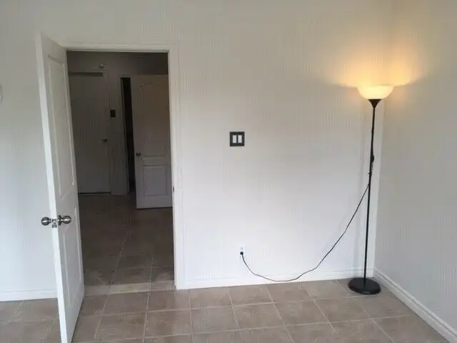 À louer 2 1/2 avec chambre fermée - metro St michel - Photo 6