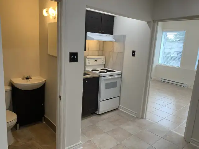 À louer 2 1/2 avec chambre fermée - metro St michel - Photo 9