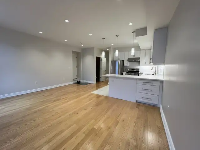 2 Bedroom   Den 2 Level Corner Apt. For Rent - Photo 2