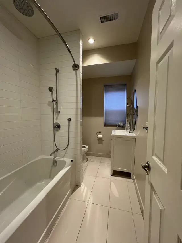 2 Bedroom   Den 2 Level Corner Apt. For Rent - Photo 7