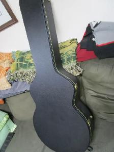 Hardshell Acoustic Guitar Case - Excellent - Photo 2