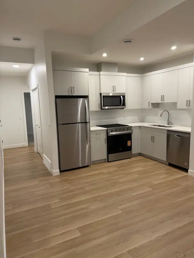 Bright 1-Bedroom Basement Apartment - Private Entrance - Photo 6