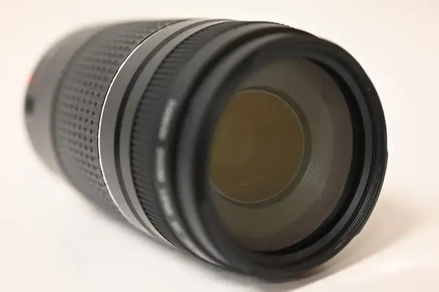 Canon Lens EF 75-300mm with box in good and working condition - Photo 6