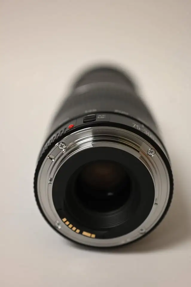 Canon Lens EF 75-300mm with box in good and working condition - Photo 8