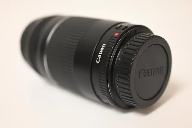 Canon Lens EF 75-300mm with box in good and working condition - Photo 10