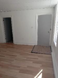 18 Cedar St #1- Large 2 Br Flat, North, Laundry hookups - Photo 2