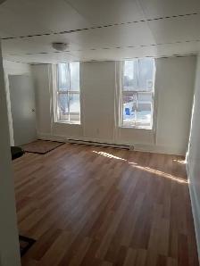 18 Cedar St #1- Large 2 Br Flat, North, Laundry hookups - Photo 3