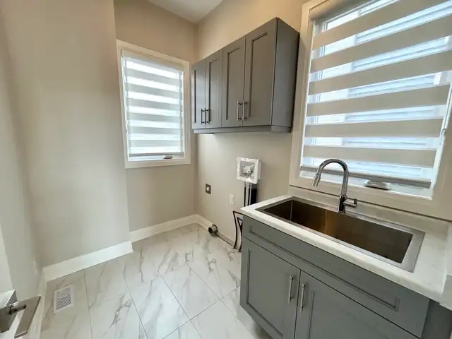 ALL UTILITIES INCLUDED 4 Bed 3.5 Bath Unit in Niagara Falls! - Photo 13