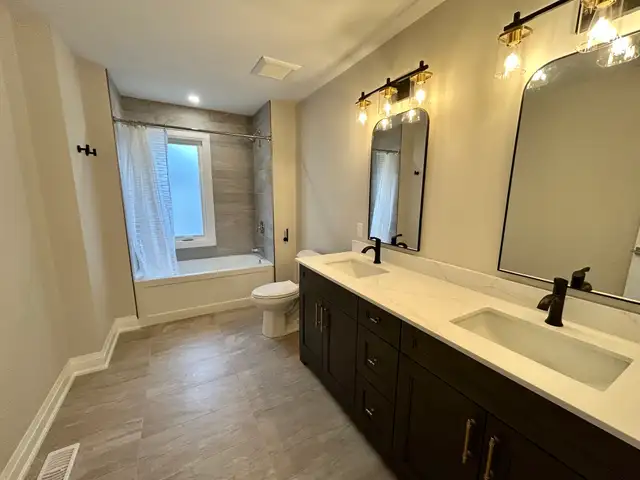 ALL UTILITIES INCLUDED 4 Bed 3.5 Bath Unit in Niagara Falls! - Photo 17