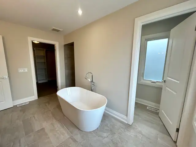 ALL UTILITIES INCLUDED 4 Bed 3.5 Bath Unit in Niagara Falls! - Photo 20