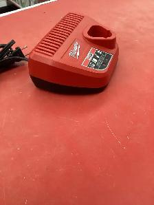 chargeur de batterie Milwaukee m12 - Photo 2