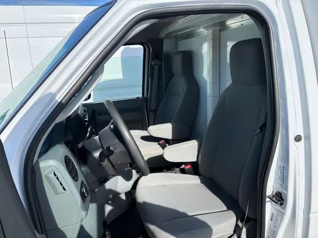 2023 Ford E-Series Cutaway 15' REEFER /HEATER, RAMP  LOADED! - Photo 17