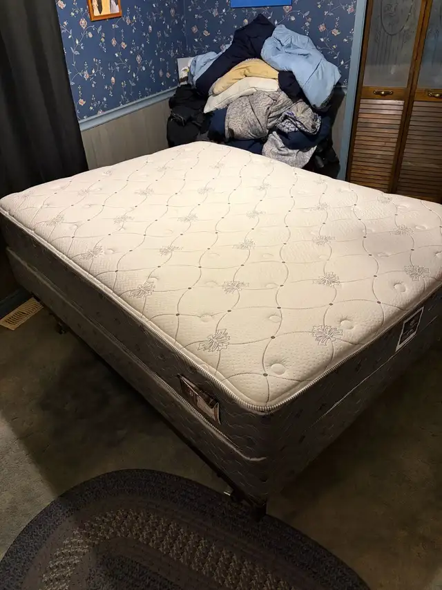 Queen size Serta mattress - Photo 2