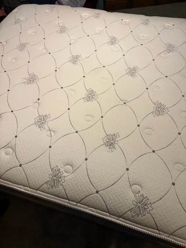 Queen size Serta mattress - Photo 3