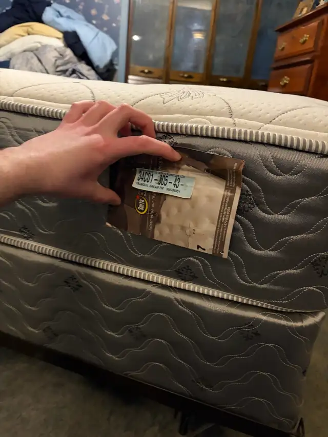 Queen size Serta mattress - Photo 5